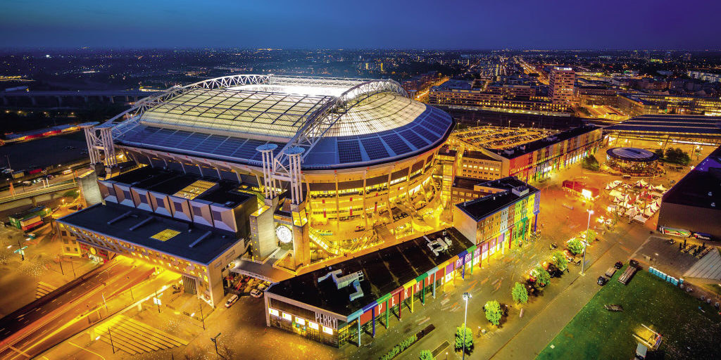 Štadión Ajax Amsterdam s fotovoltaickými panelmi na strešnej konštrukcii