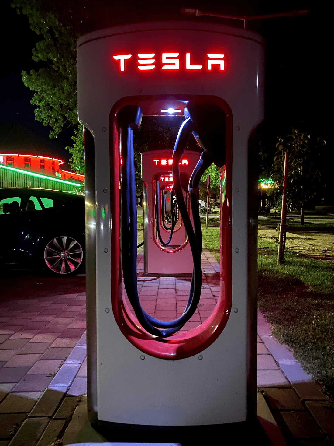 Tesla Supercharger V2 stojan v noci